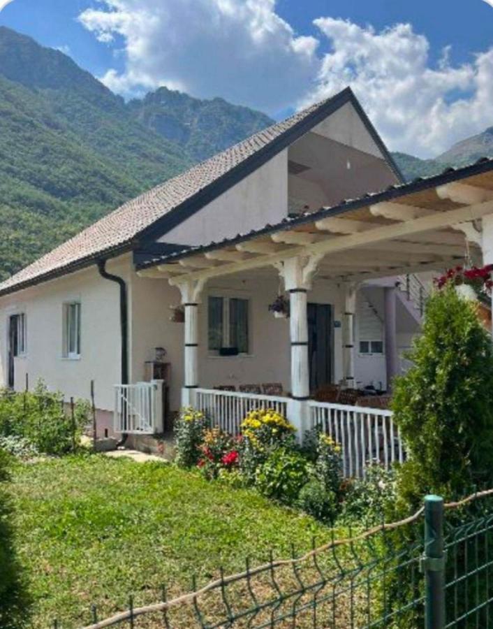 Lola Guest House Vuthaj Exterior photo