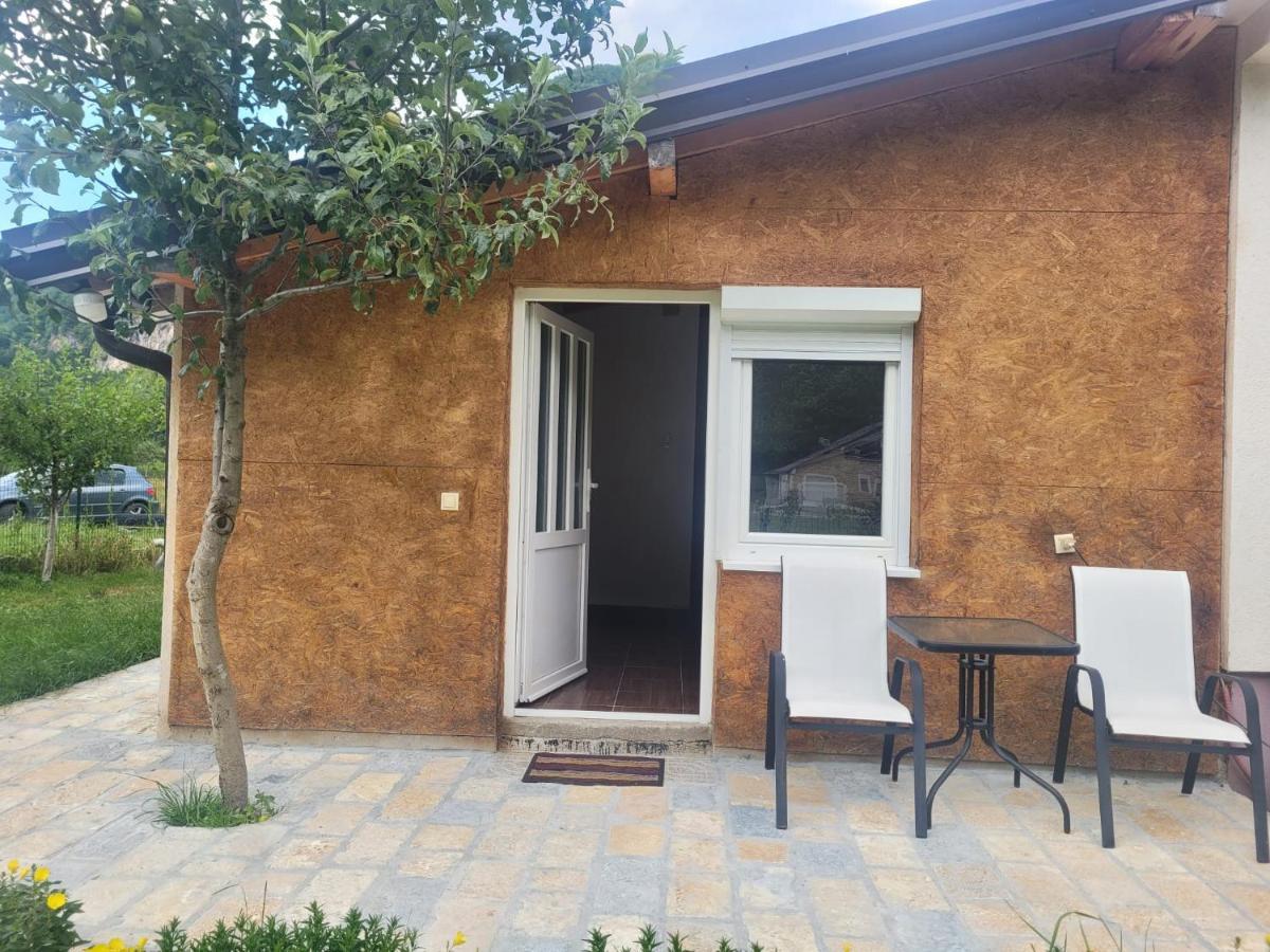 Lola Guest House Vuthaj Exterior photo