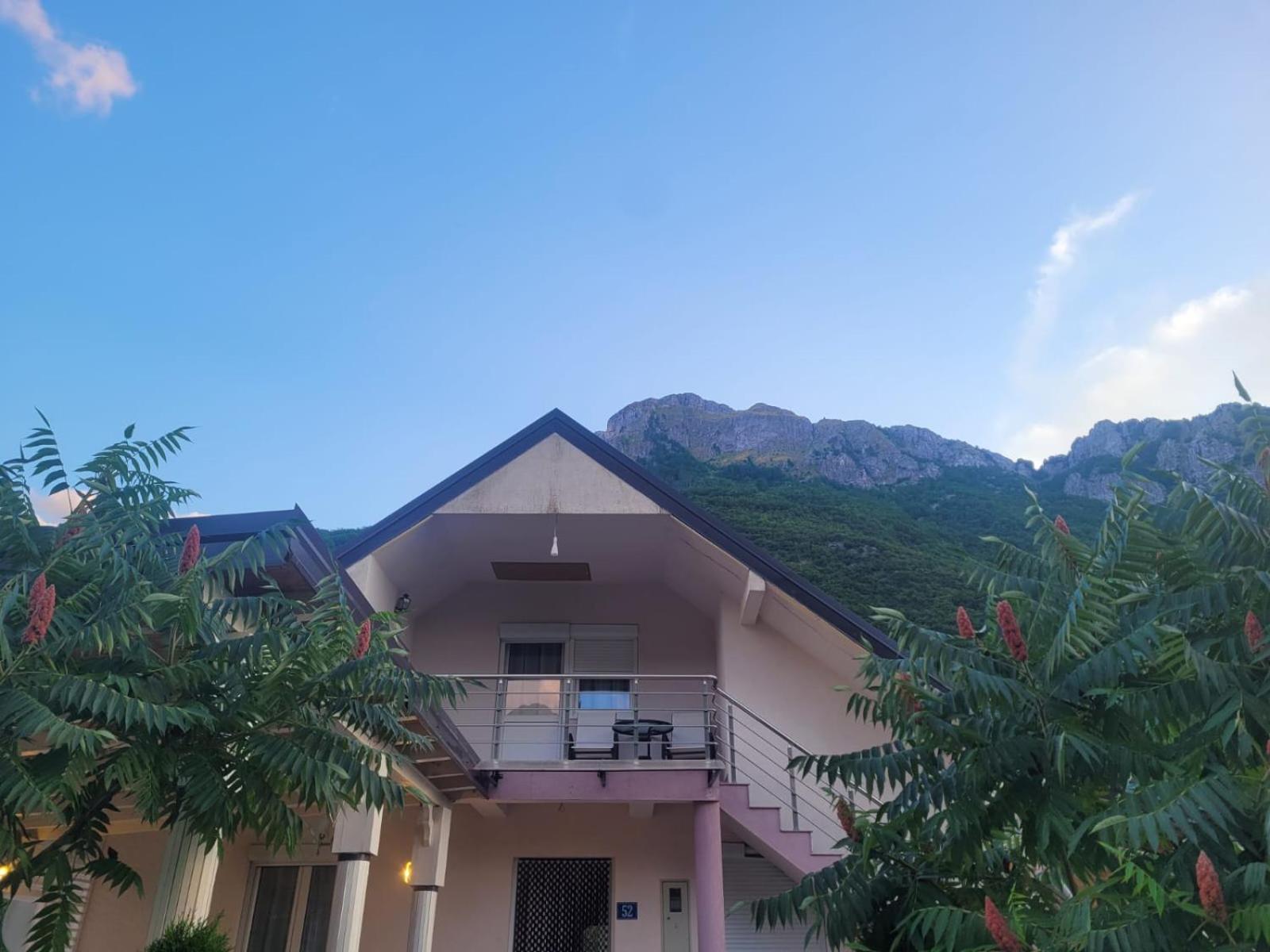Lola Guest House Vuthaj Exterior photo