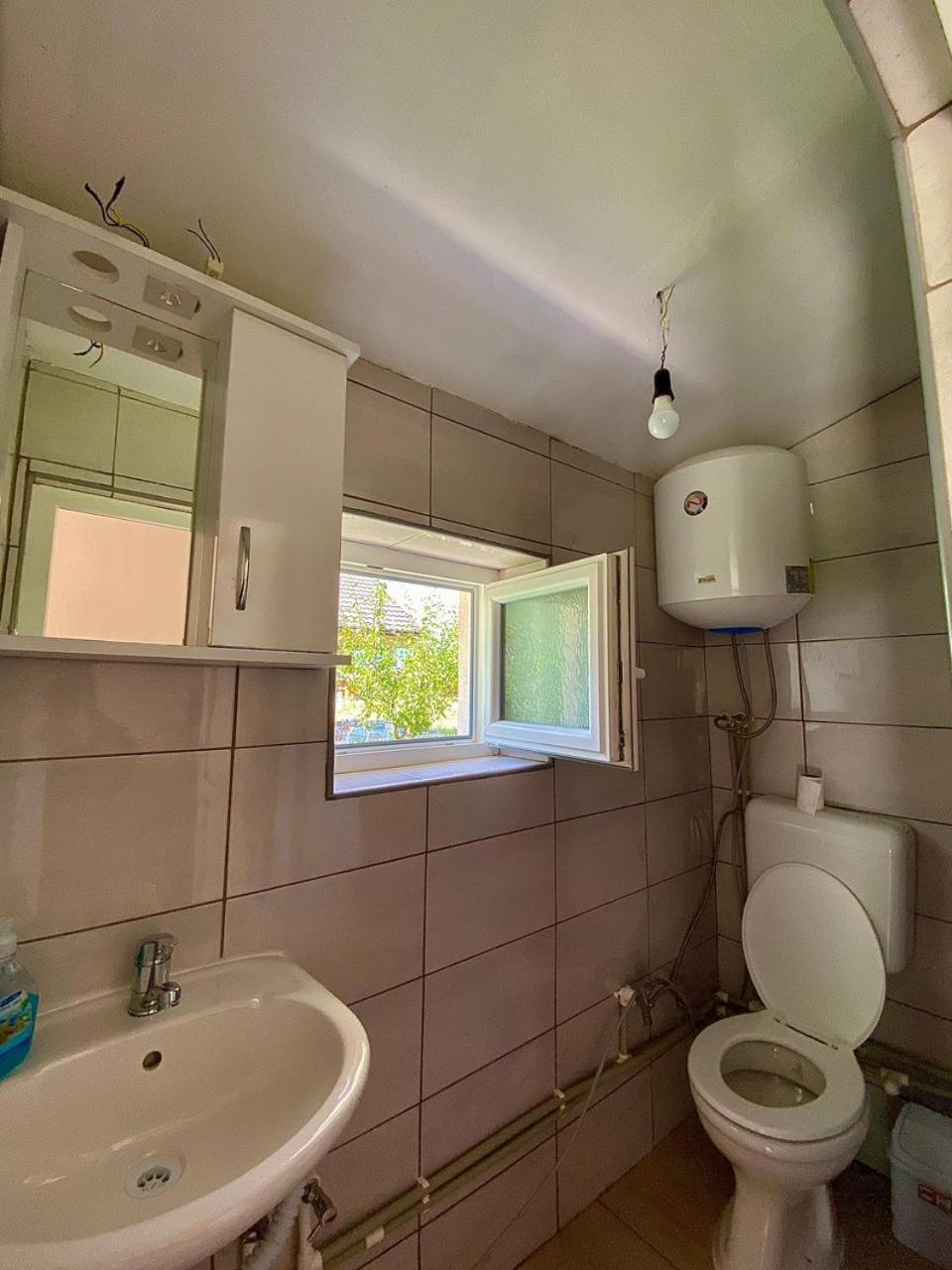 Lola Guest House Vuthaj Exterior photo