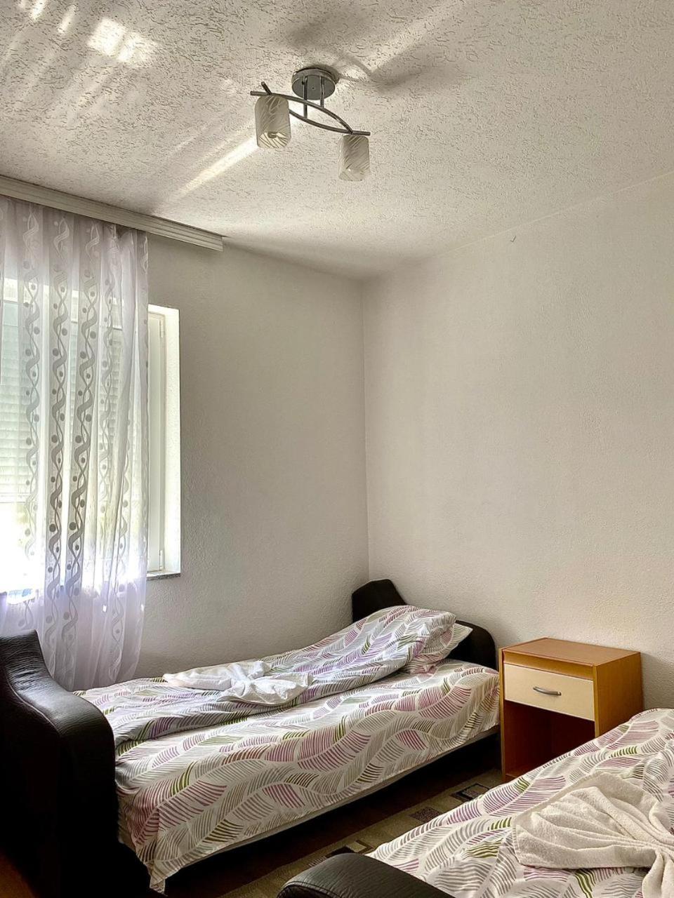 Lola Guest House Vuthaj Exterior photo