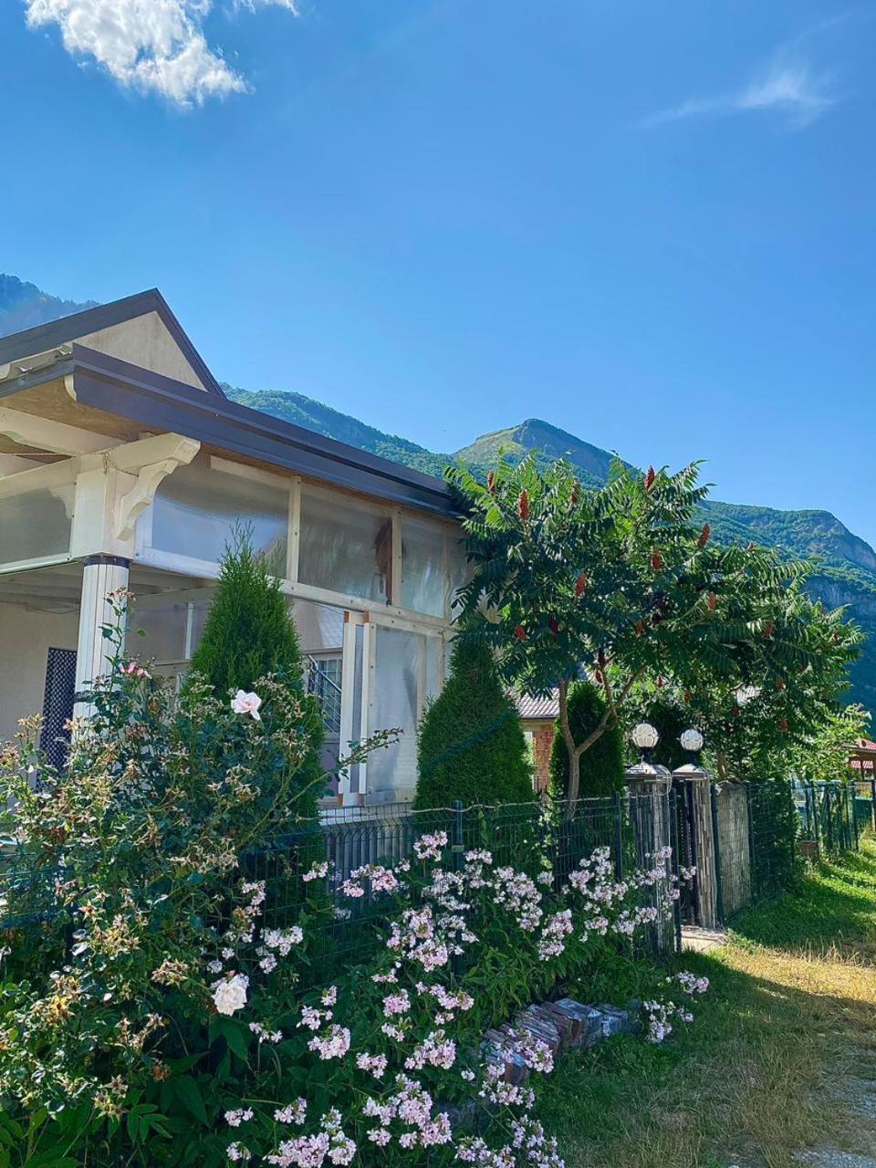 Lola Guest House Vuthaj Exterior photo