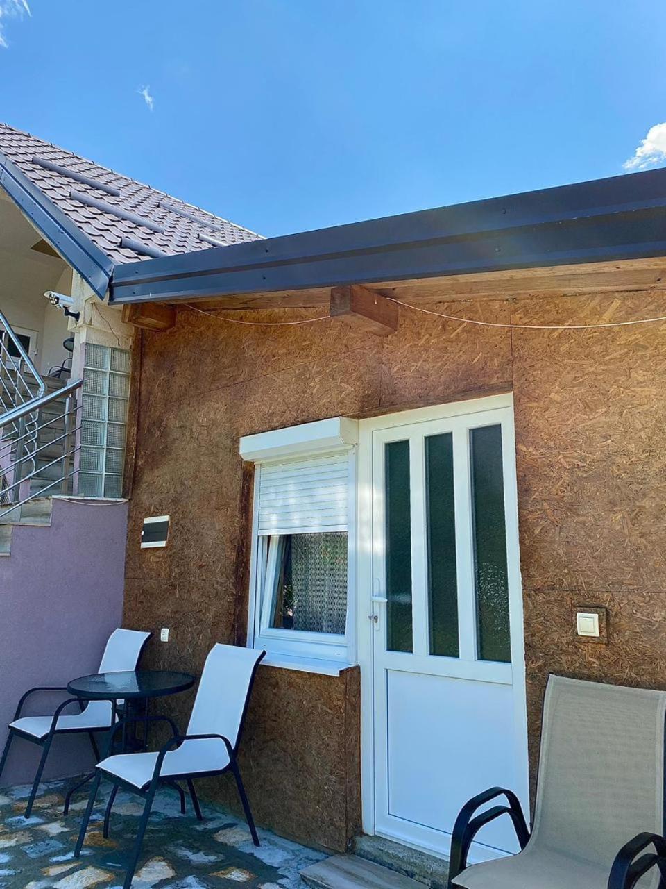 Lola Guest House Vuthaj Exterior photo